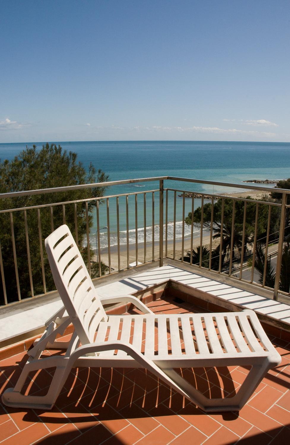 Hotel Ambassador Laigueglia Kültér fotó